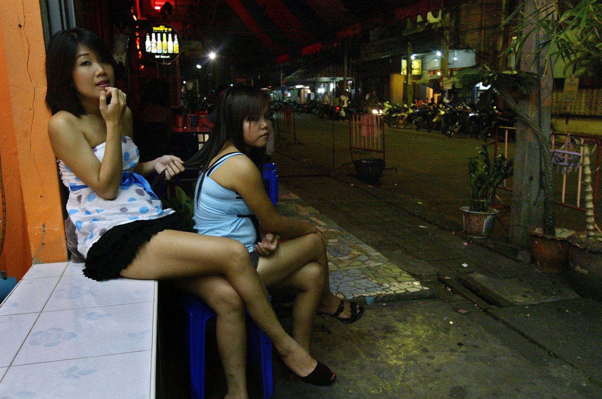 Азиатская проститутка зарабатывает деньги удовлетворяя клиента пиздой